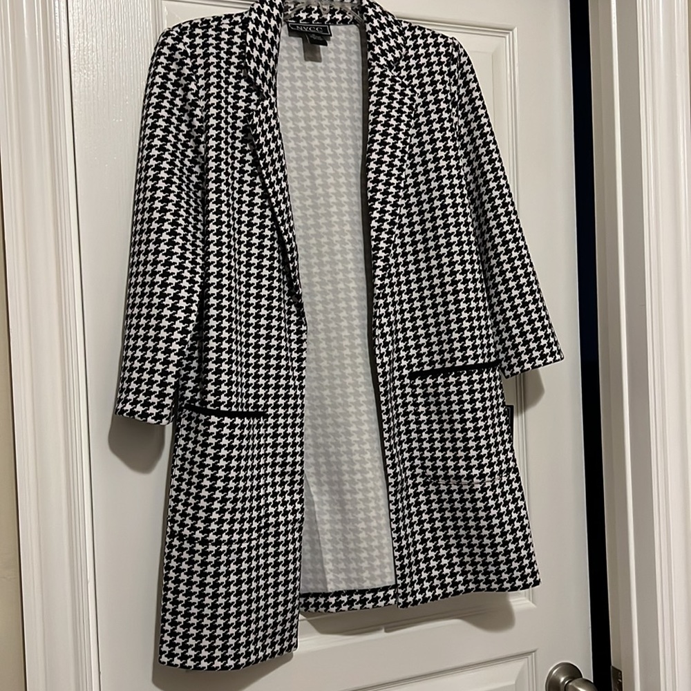 Elegant Houndstooth Blazer in Black and White